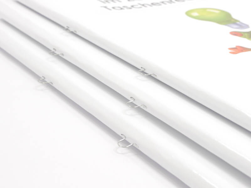 Broschüren mit Rückendrahtheftung und Ringöse