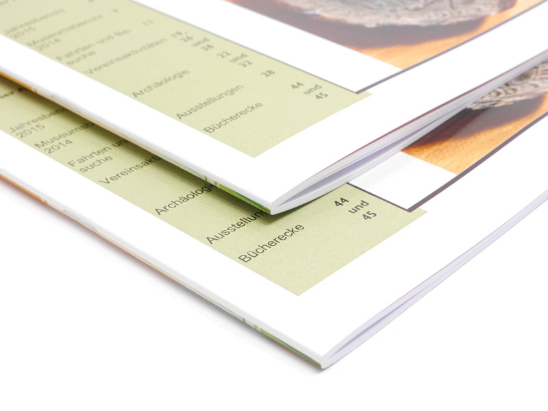 Jahresberichte mit Rückendrahtheftung
